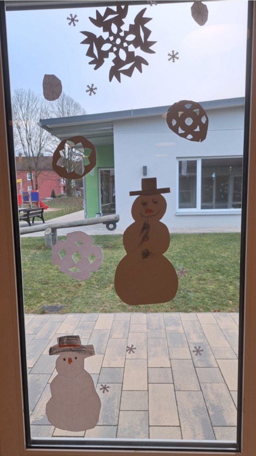 Scherenschnittbilder im Fenster